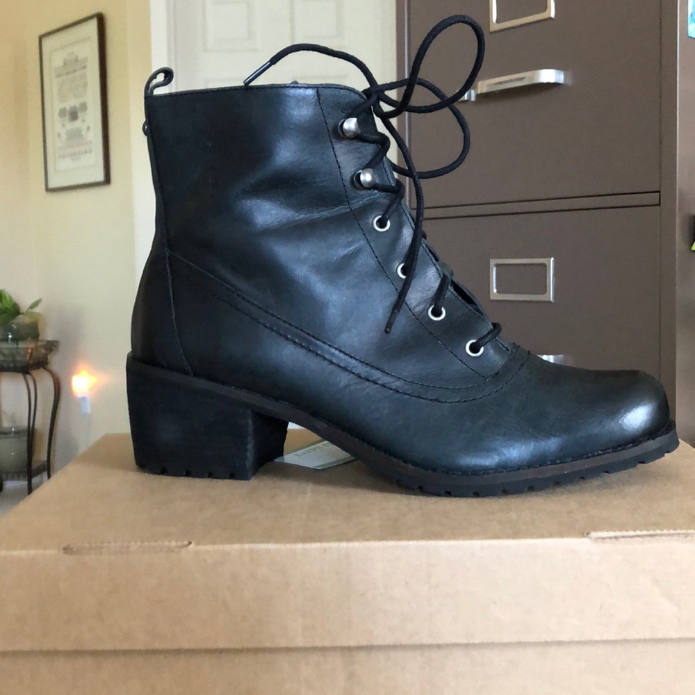 NWT Aetrex Essence Skyler combat boots